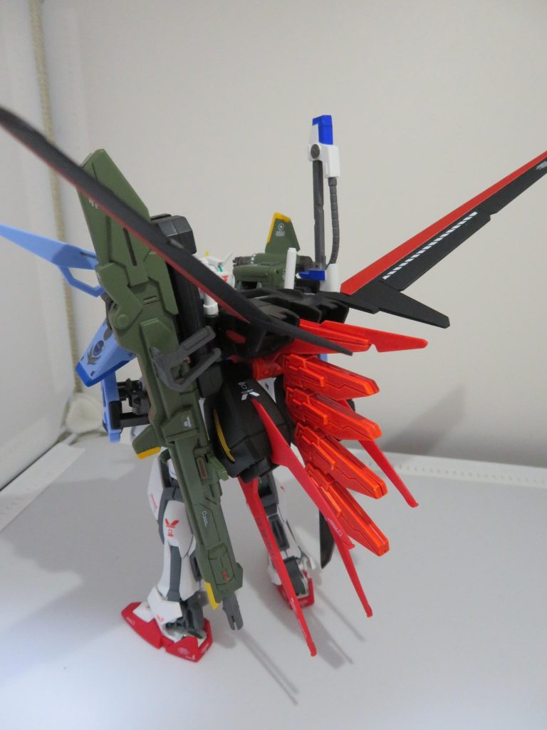 背面のバッテリーは、ガンダムマーカーによる塗り分けが困難だったので、開き直って真っ赤に塗ってみました。また、エールストライカーのスラスター部分を黒く塗装してみました。