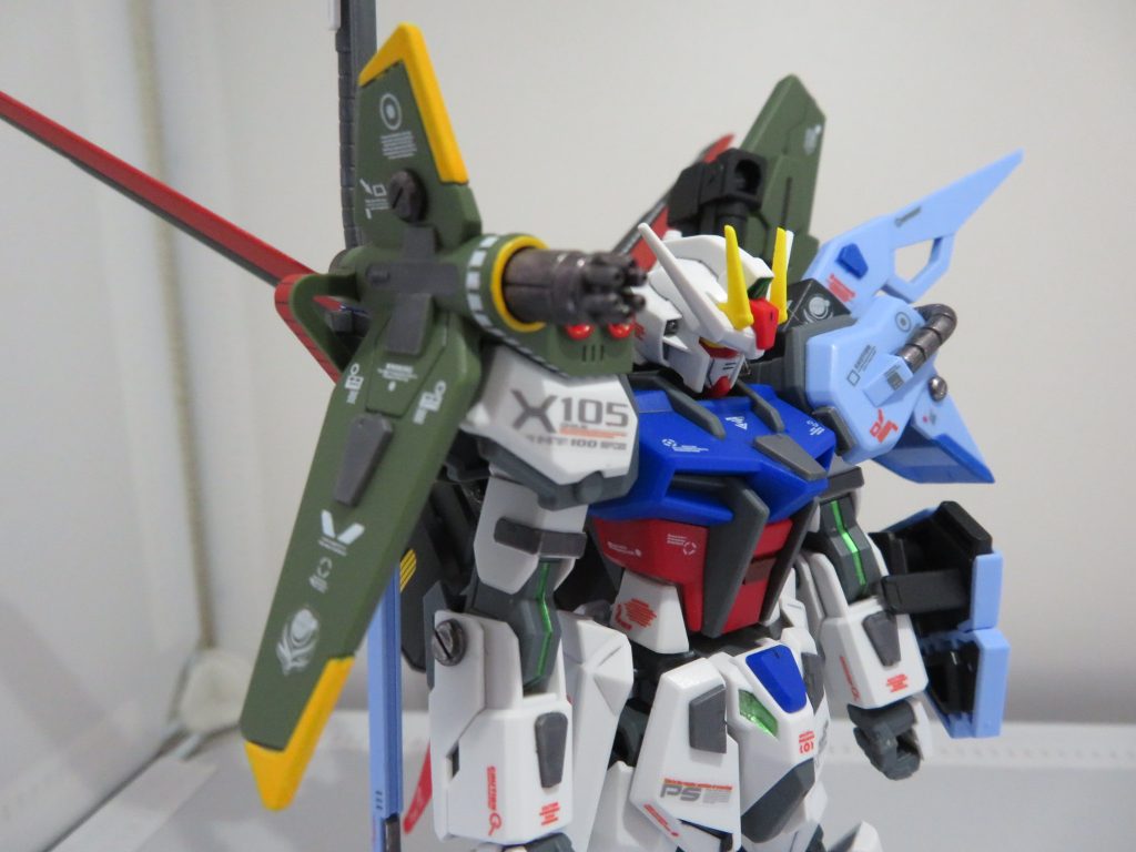 ランチャーストライカーの複合兵装ユニット「コンボウェポンポッド」。120mm対艦バルカン砲は、先端部分を切り落とし、コトブキヤのガトリングパーツを貼り付け、ガンメタルで塗装しました。個人的に一番気に入ってる箇所です。