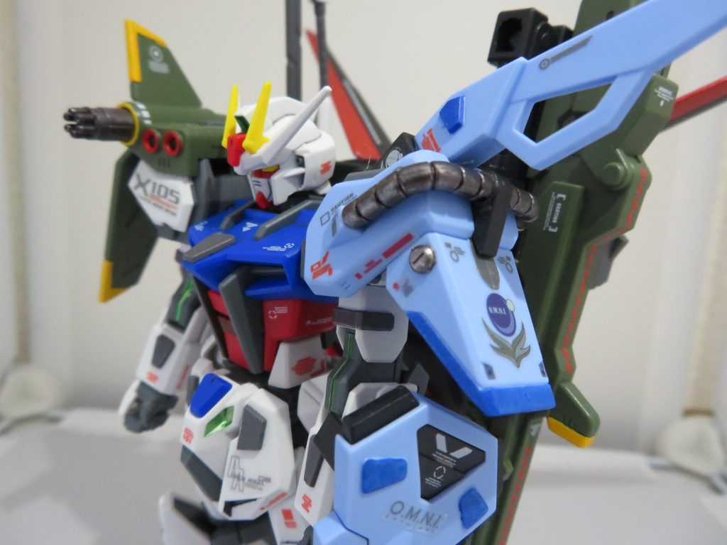 ソードストライカー左腕に装備されているパンツァーアイゼンはそのままだとEGストライクには装備できないので、HGパーフェクトストライクのパンツァーアイゼン接続パーツに、ランナーの切れ端3mm棒をタミヤセメントで接着し、装備させています。が、ソードストライカーの肩部と干渉してしまい、稼働域が狭まってしまいました。旧HGストライクなら干渉しなかったんでしょうか…。