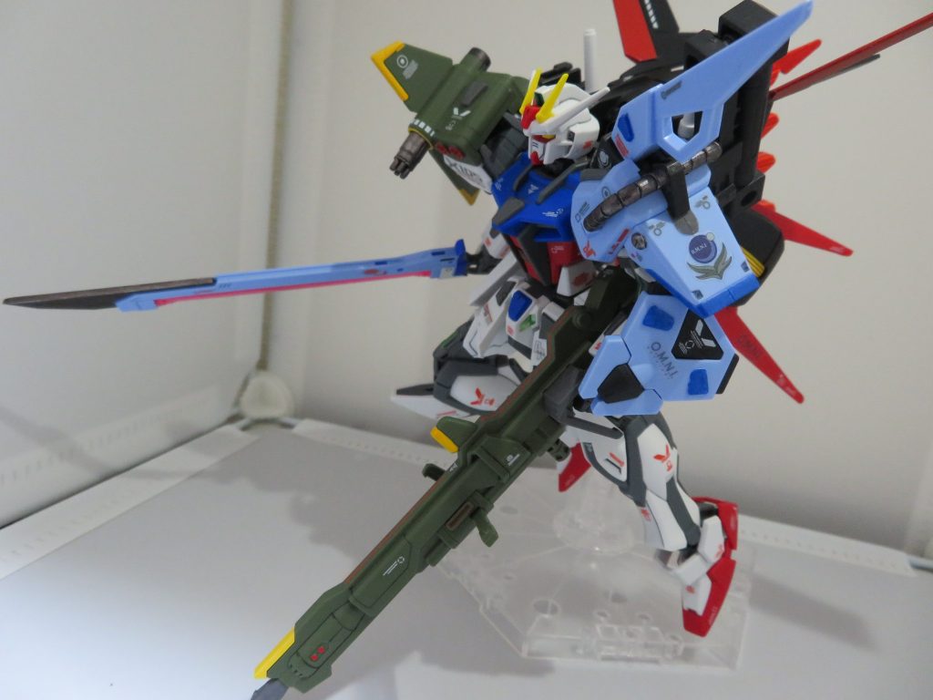 別ポーズで。この時、タミヤセメントが乾ききっておらず、左腕のパンツァーアイゼンが外れかかっています。