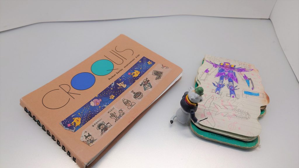 今も(そんなに見せるものではないしガンダムは描いてないけど)好きなときに、旅先などで絵を描いています。自分が子供だった頃…20世紀にもやっぱり絵を描いていました。つたない絵ながらも自分の物語を作って。今回はそんな頃のお話…それはそうと「水星」楽しみですね(ガンプラさえ確保出来れば)。筆者です。この太字の一言に尽きます。今回は旧GUNSTA閉鎖直前の再投稿。「GBNの武器庫」(HGBC・IBA・システムウェポンキット全武装組んだことある)たる自分ですが…オリ武器企画という武器庫の参加を要求するかのような企画に今のところ合いそうなものがこれくらいしかなく…本題は何か頑張ります。間に合えば。