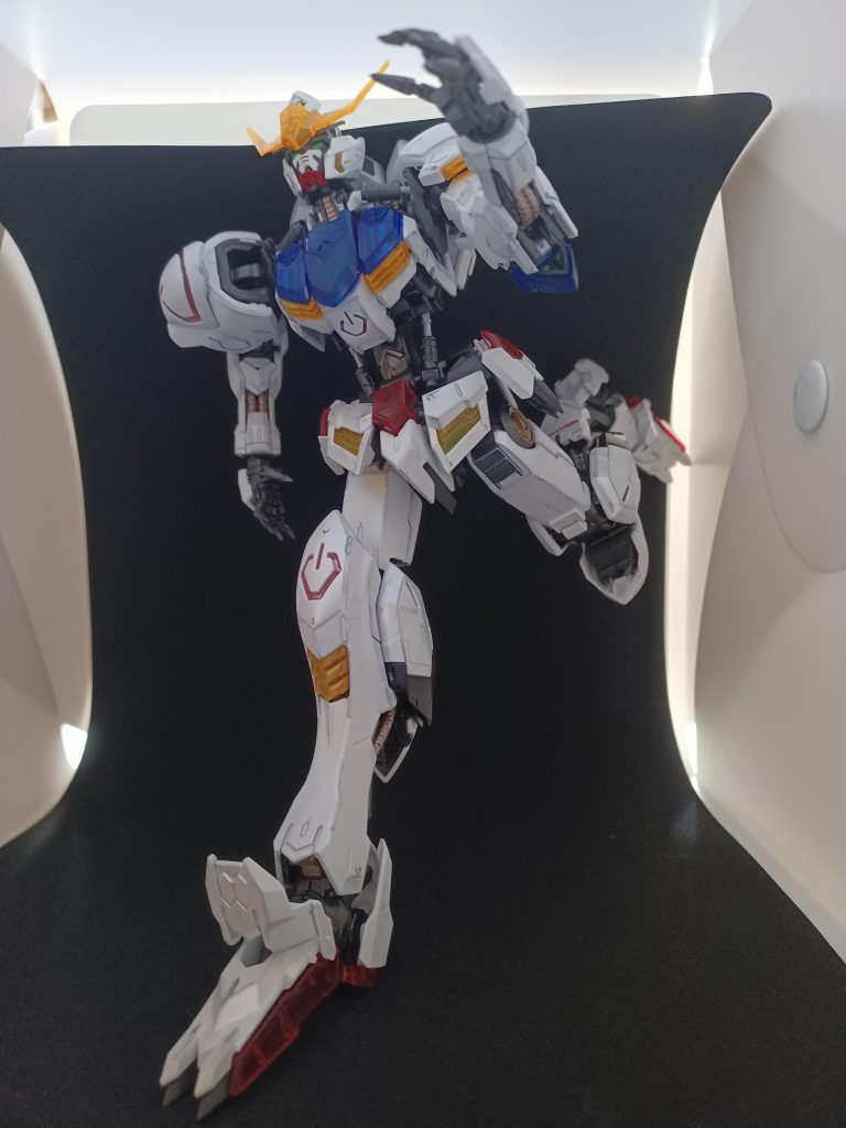 装甲を付けても例の疾走ポーズも!