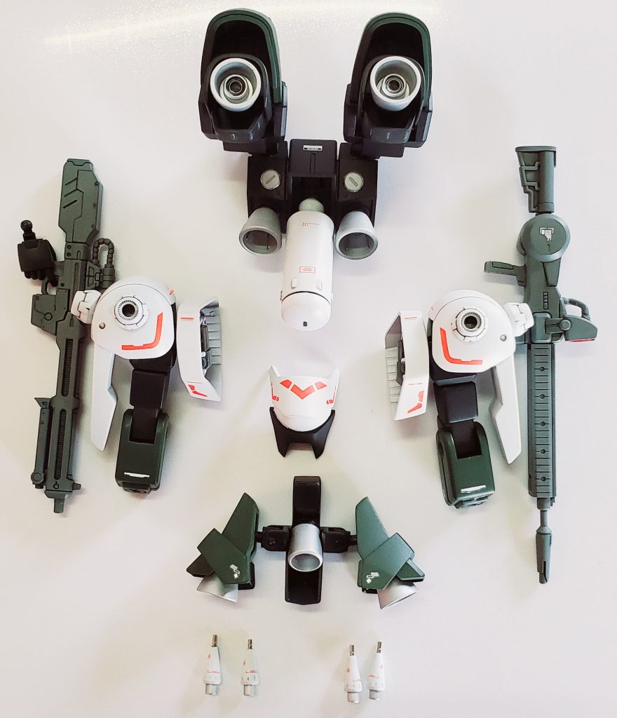 胸パーツとショルダーパーツを白色に変更し、赤いラインが際立つ演出を目指しました。