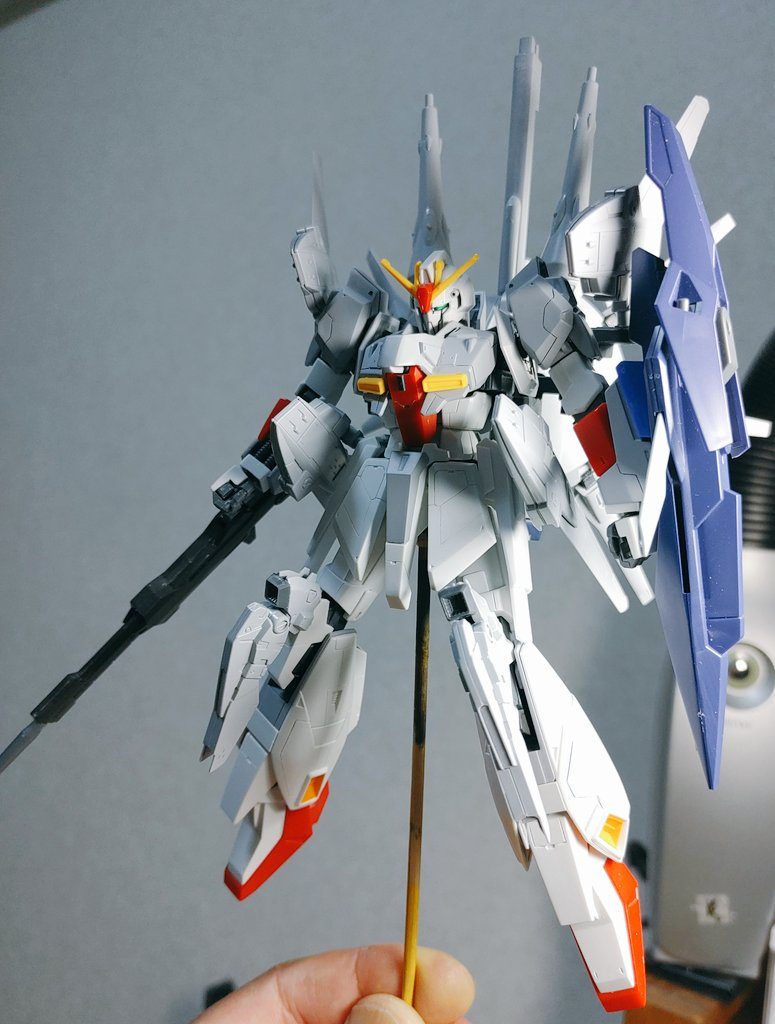 スケール感を感じさせないように、スジ彫りをはじめとするディテールアップを細かく設定し、情報量を増やしています。セミサフ状態にして脳内カラーリングでイメージを膨らませる?