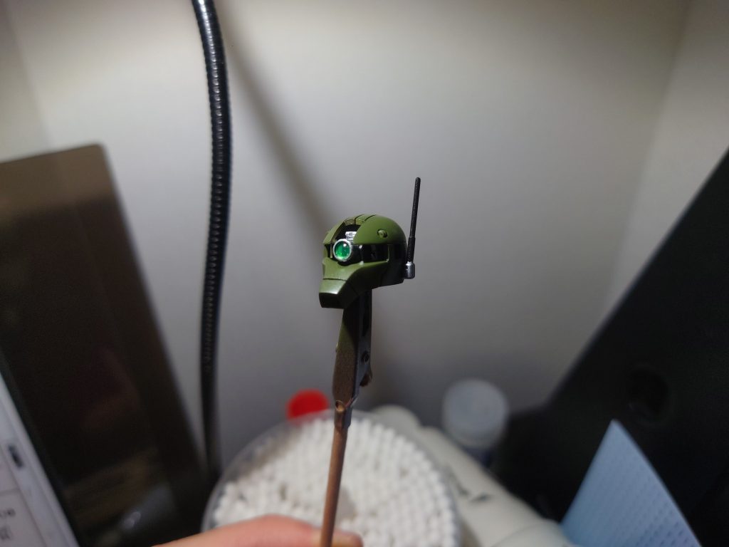 頭部です。内部のモノアイレールなどはメタルブラックで塗装、モノアイは元の色はオレンジでしたが、グリーンのクリアパーツを使用しました。頭部には特に多めにモールドを足しています。