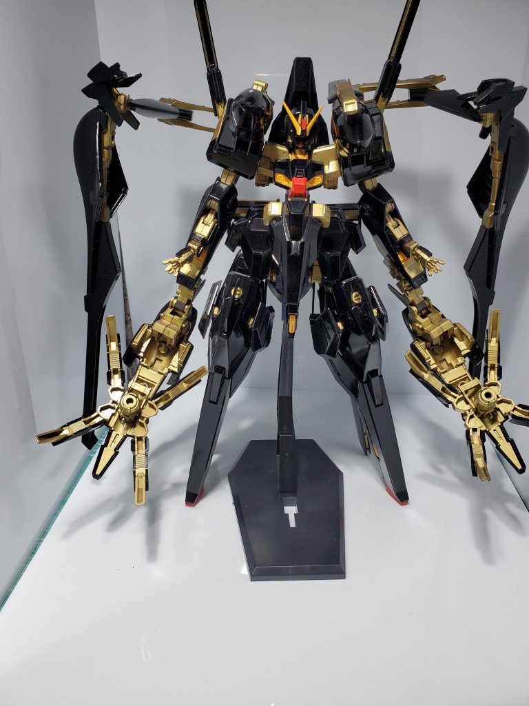 ガンダムマーカーの黒とゴールドの2色を使用しています塗装したところは光沢クリアーで仕上げました鏡面目指してコンパウンドで磨いてます(まだまだ仕上げが甘いですが…)