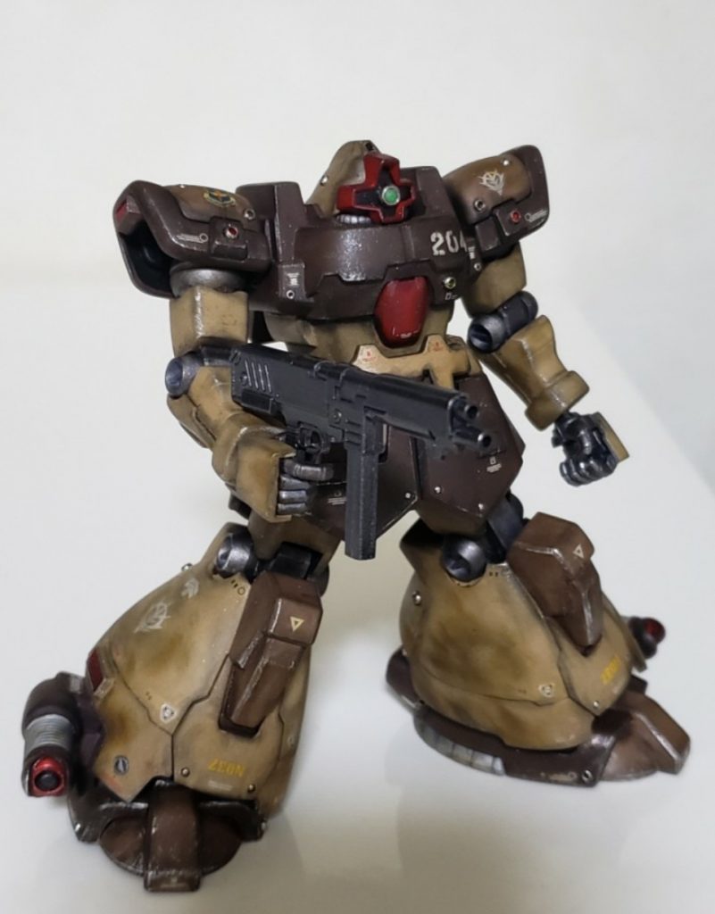 付属武装のMMP-80 90㎜マシンガン装備。…なんかドムには似合わないね。手パーツは人差し指だけ可動して握り拳と銃持ち手も兼ねるタイプで左のみ平手があります。