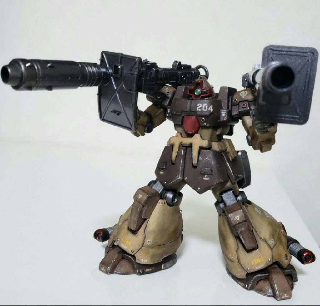 やっぱドムといったらバズーカでしょ!ってことでラケーテンバズ二丁持ちや!!・右:システムウェポン006のラケーテンバズ・左:キット付属のラケーテンバズ