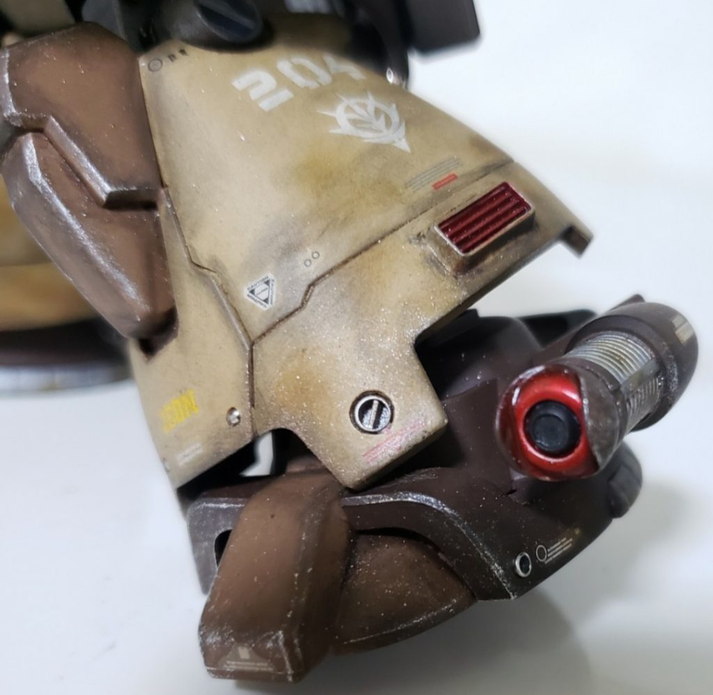 ドムトローペンの特徴的な装備、ダストフィルターの造形がショボイので開口してみたけどイマイチなので丸モールドを装着してます。脚部にも穴を開けてマイナスモースドと角ダクトを装着。角ダクトは機能的な意味は全くないけど、なんかカッコよくなった気がすると自己満足😅