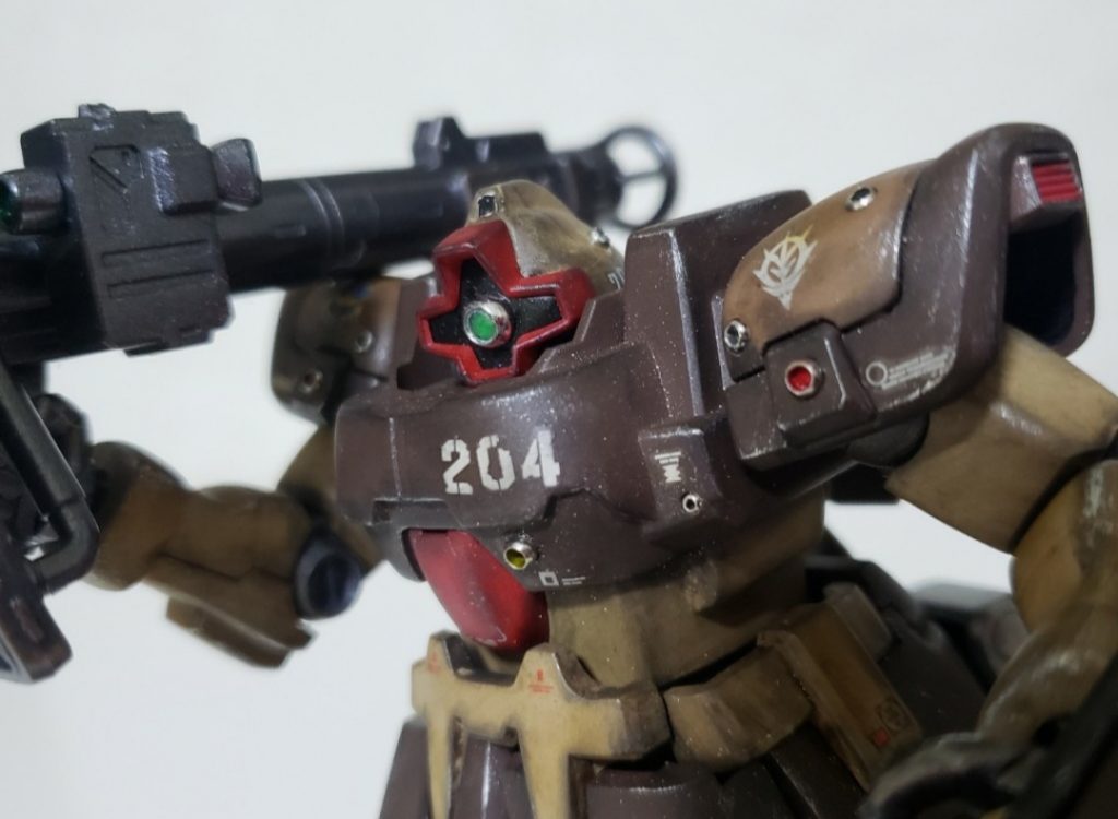 ドム系統はモノアイが大きいのでカシメ玉4mm+Hアイズ3mmが装着できてザクより見栄えさらに良しです^^その他の場所にもカシメ玉を装着。肩の中の接続ダボが丸見えでカッコ悪いので、リック・ドムII風に角ダクトで目隠ししてみた。…陸戦型には必要ないやろってツッコミはなしでww