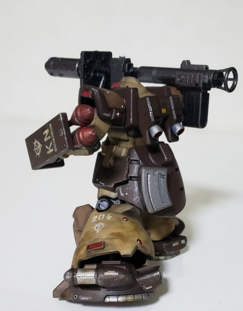 バックショット。フロントスカートに予備マガジンを付けるとジャマだしカッコ悪く感じたので腰アーマーに移動。残った取り付け穴は角モールド貼り付けで塞いでます。