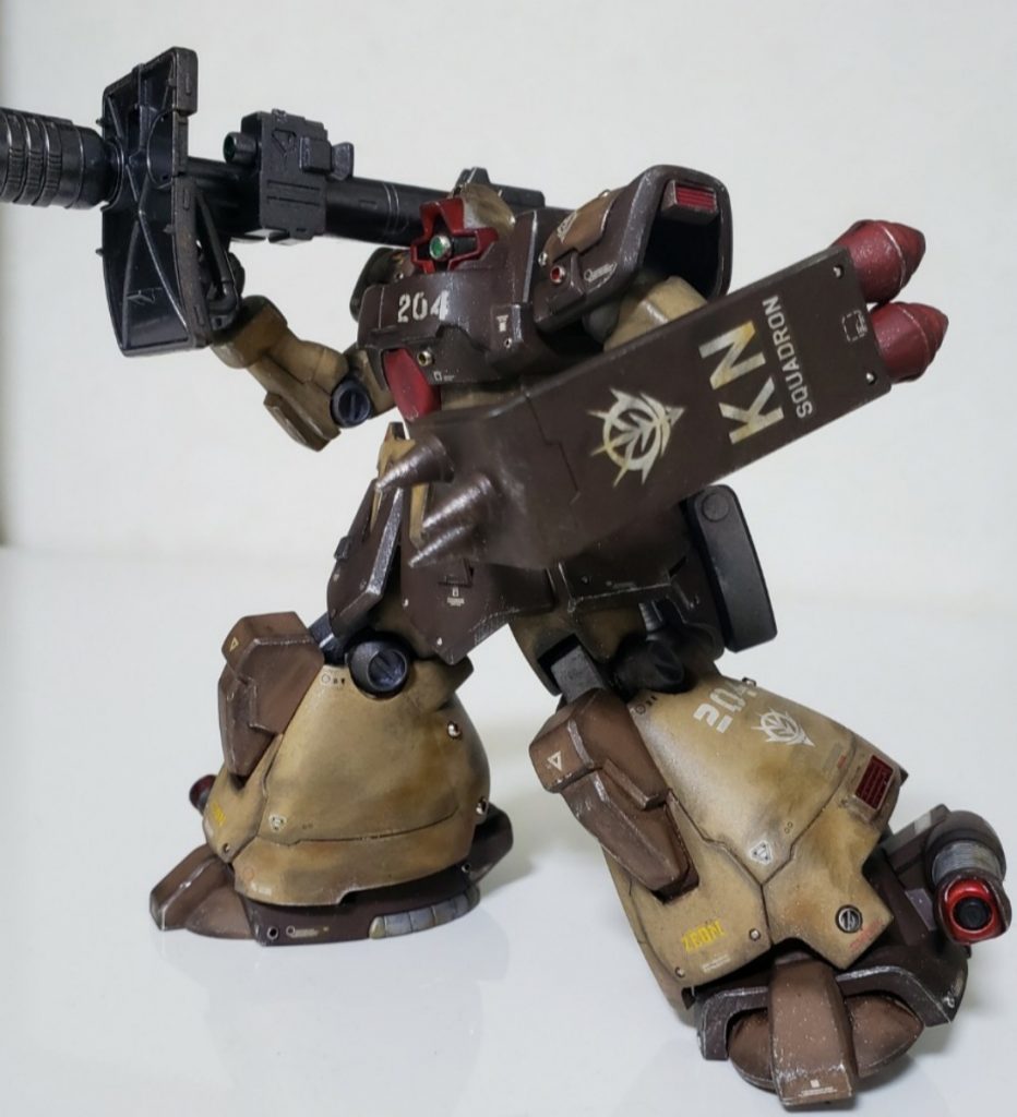 腰にシュツルムファウストを装着出来るんだけど、ポロリするしジャマな感じがしますね。なので左手にザクIのスパイクシールドを持たせて、シールド内側にシュツルムファウスト×2本を装備してみました。