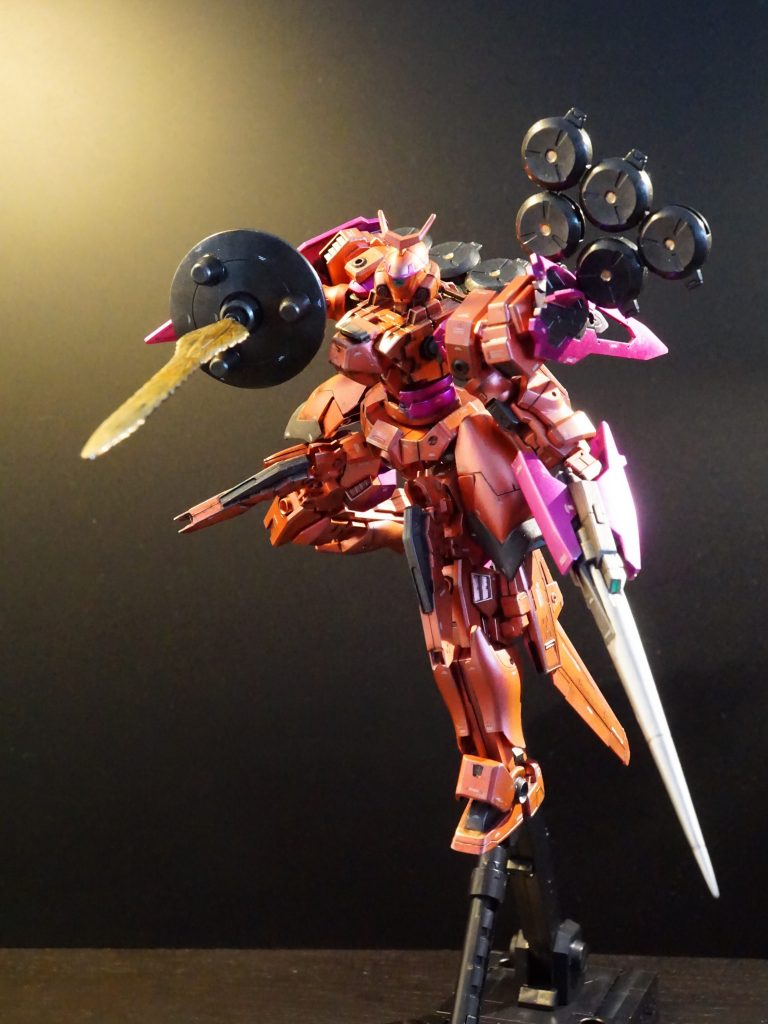 1.ランサー装備形態合成するエスポジットβが細身・長身で、メリクリウスのマッシブさを出すためにアーマー化してみました😄元キットの肩の付け根を分割して肩武装に変えてバランスを取ったのがポイントです。そして、AGE2ダークハウンドのドッズランサーを持たせたところ、トールギスF風の騎士感が出てテンション上がりました(^^