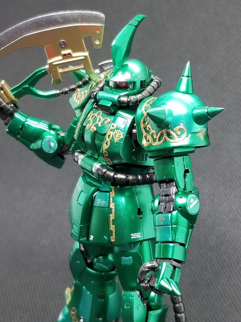 特徴的なブレードアンテナはエポパテで自作。またスパイクアーマーはビルダーズパーツにて追加し、手の甲部のスパイクは1/144のジャンクから加工。設定では3本ですが、なんか気に入らないので２本に変更(笑)