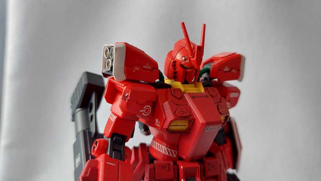 各部の丸凹みなどは前回覚えたつまようじ塗装で対応。顔部分も含め、筆ではとても塗れない小さな箇所を塗装できるのはとても気持ちいいです。今になって見ると実に玩具っぽいデザインだなとも思うのですが、にも関わらずゴテゴテしていないシンプルな武装・装備の組み合わせがこの機体の群を抜いたかっこよさの所以なのかなと思います。オンリーワンの魅力を再確認できる製作となりました。