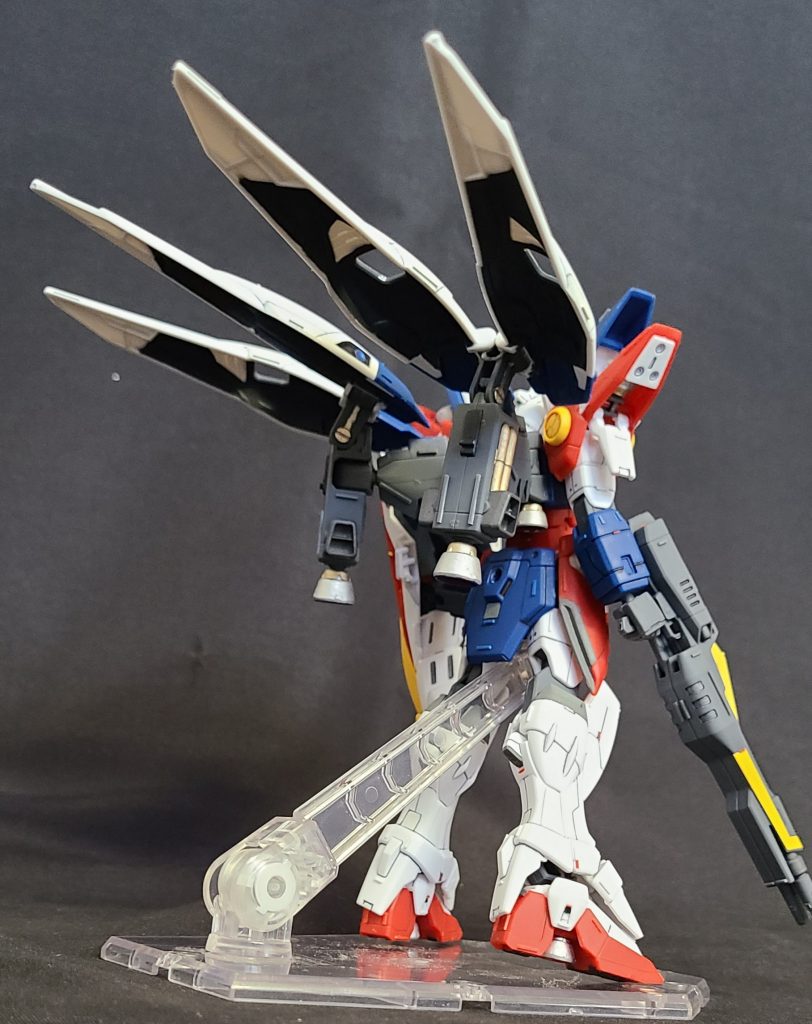 盾裏、羽裏共にパネル割りの造形があるのでマスキングで塗り分け