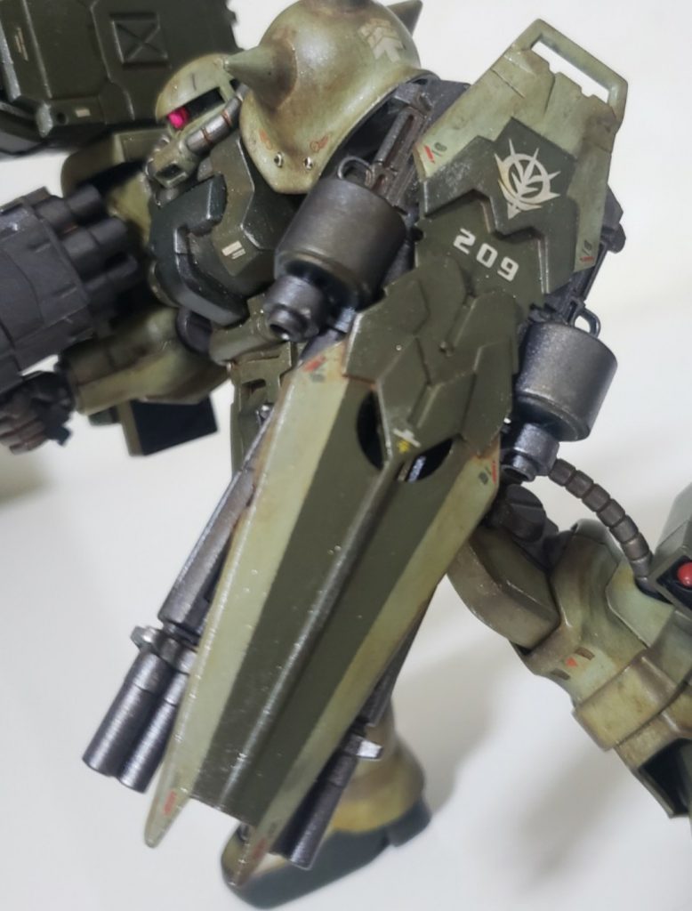 右サイドに比べて左サイドが寂しいので、左腕にガトリングシールド(ユニコーンガンダム用)を装着してみました。グフカスタムのやつか欲しかったけど手に入らず…仕方ないのでユニコーンガンダムから一枚拝借してます。シールド中央のジョイントパーツを加工して寸法調整等の小改造で取り付け出来ました。