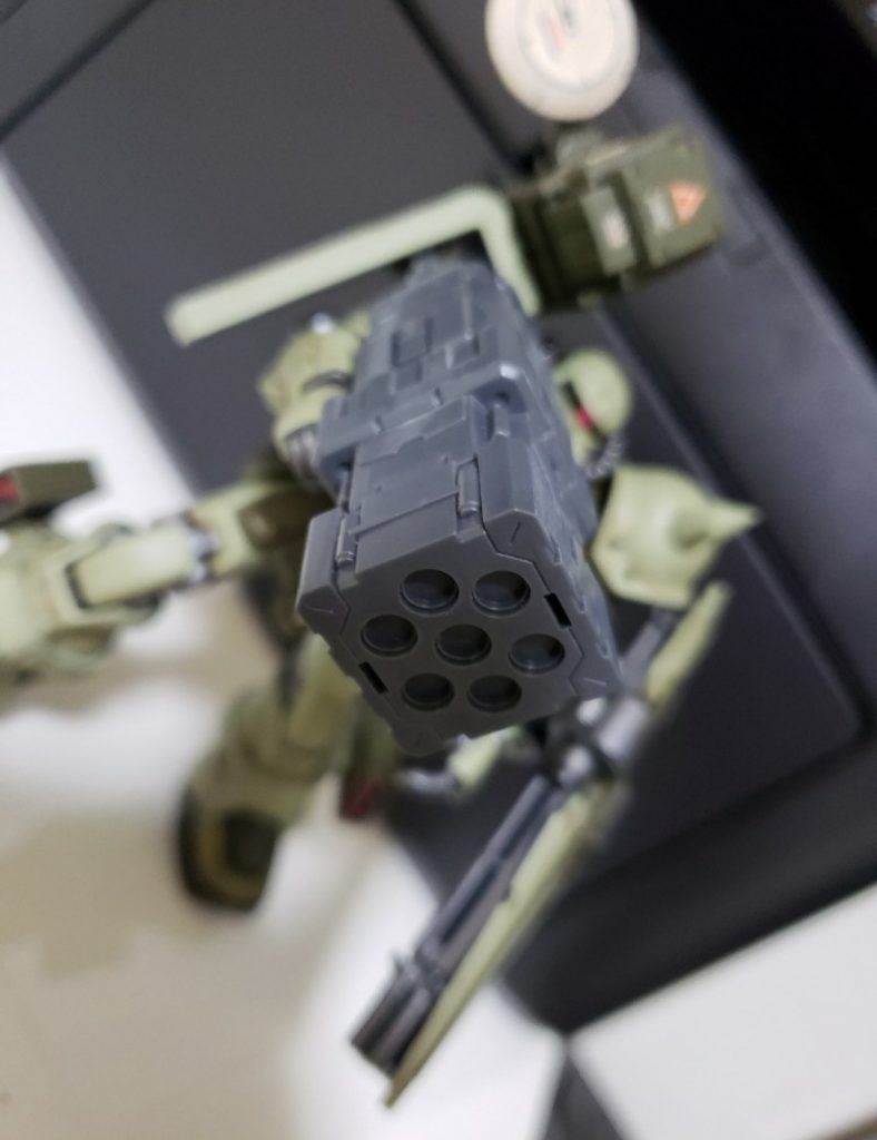 このキットにはハッチ開閉ギミックなどがなくて発射口も塞がっていて、そのままでは見た目イマイチ…