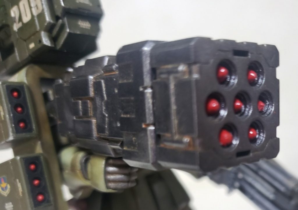 ミサイル不足を補うために手持ち武器としてコトブキヤのロケットランチャーも装備！