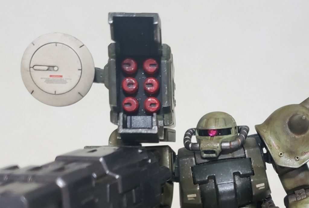 ハッチ開閉ギミックあり！両肩に載せようと2つ買ったけど、1つでも倒れそうなので断念です^^;