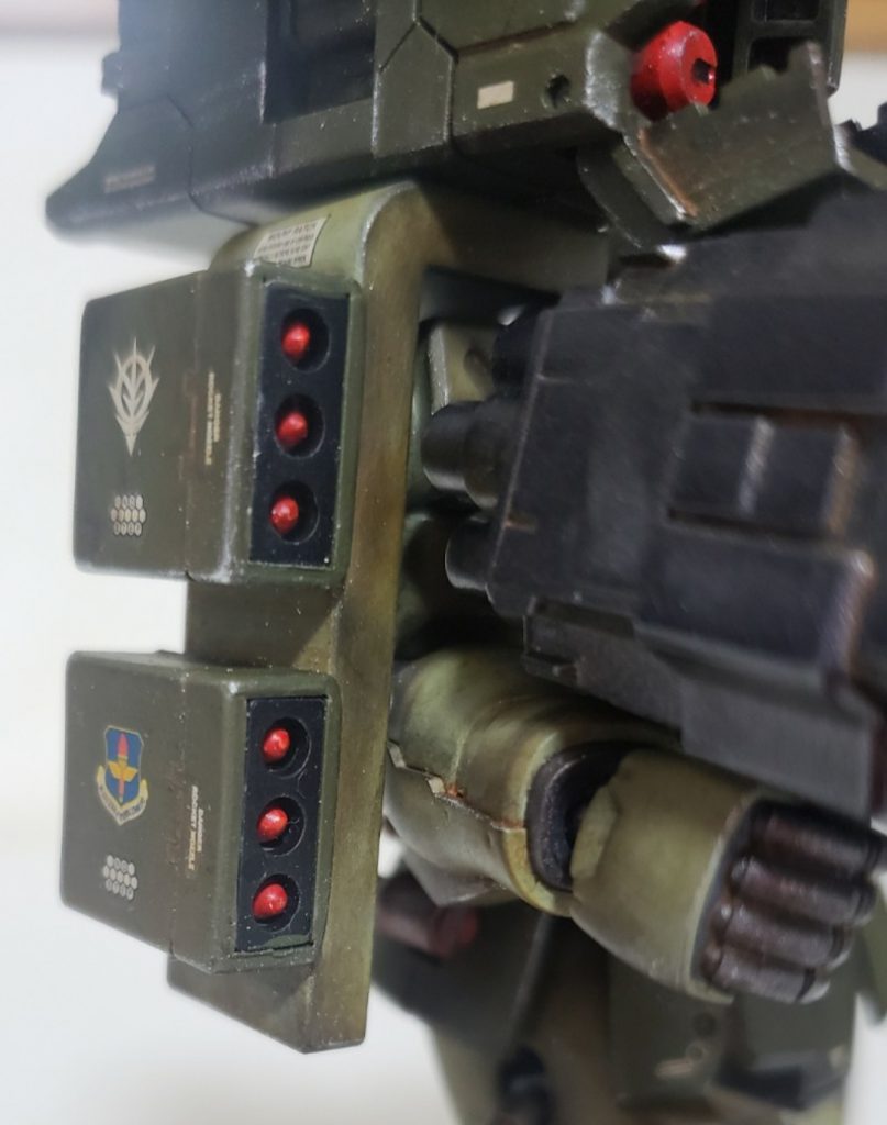 右肩L字シールドに旧キット武器セットのミサイルポッド×2を装着してます。脚部のミサイルポッドより一回り小さいのでシールドにピッタリサイズですね。このミサイルポッドは前側と後側が同じパーツ(穴あき)なので、後側はプラ板で作り直しました