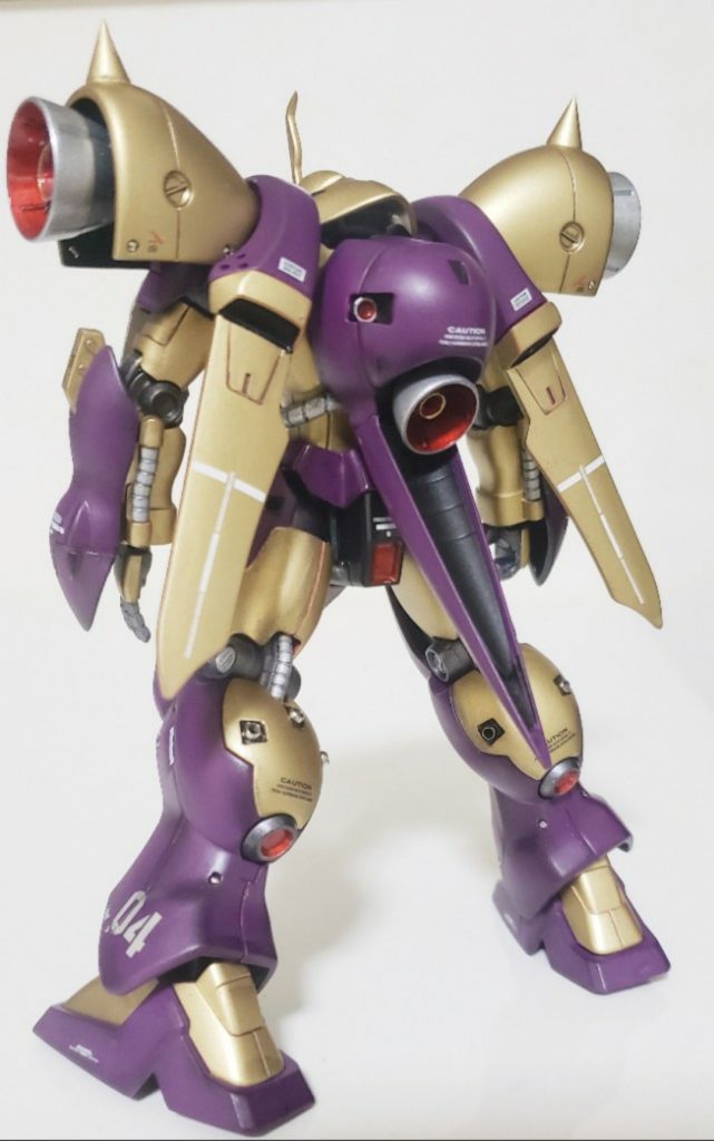 美女には棘があるってことで肩にスパイク一対取り付けてみた^^最初はライトサンドにしたけど、なんかしっくりこないでゴールドに塗り直して半光沢にしてます。半光沢にしたことでシーマ様の妖艶さが表現出来てる気がしますね😊 