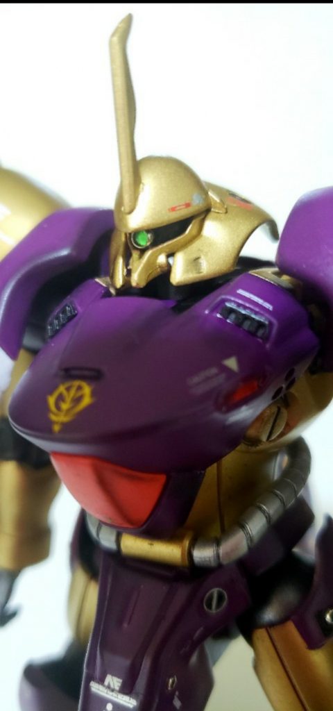 モノアイにはカシメ玉2.5mmの中にHアイズ1.5mmを埋め込んだものを取り付けてます。頭もツルツルでなんかカッコ悪いので頭部にゲルググJのブレードアンテナを装着、元のアンテナ取り付け穴をパテ埋め。後頭部窪みを開口してモールド取り付け。胸ダクトが窪みだけなのでモールド貼り付け。腰の既存マイナスモールドも開口し直してマイナスモールド取り付け。