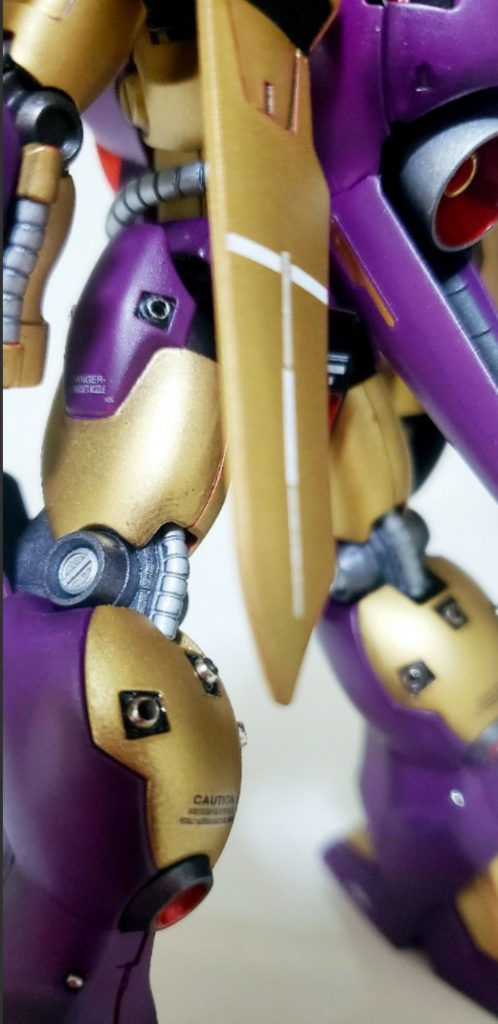 脚部スラスターに2.5mmカシメ玉装着。関節にマイナスモールド貼り付け。