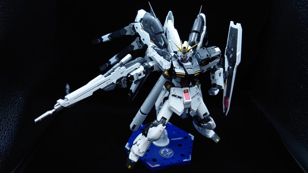 ビームライフルはHi-νの物を使用し、背面腰部にマウント可能です。