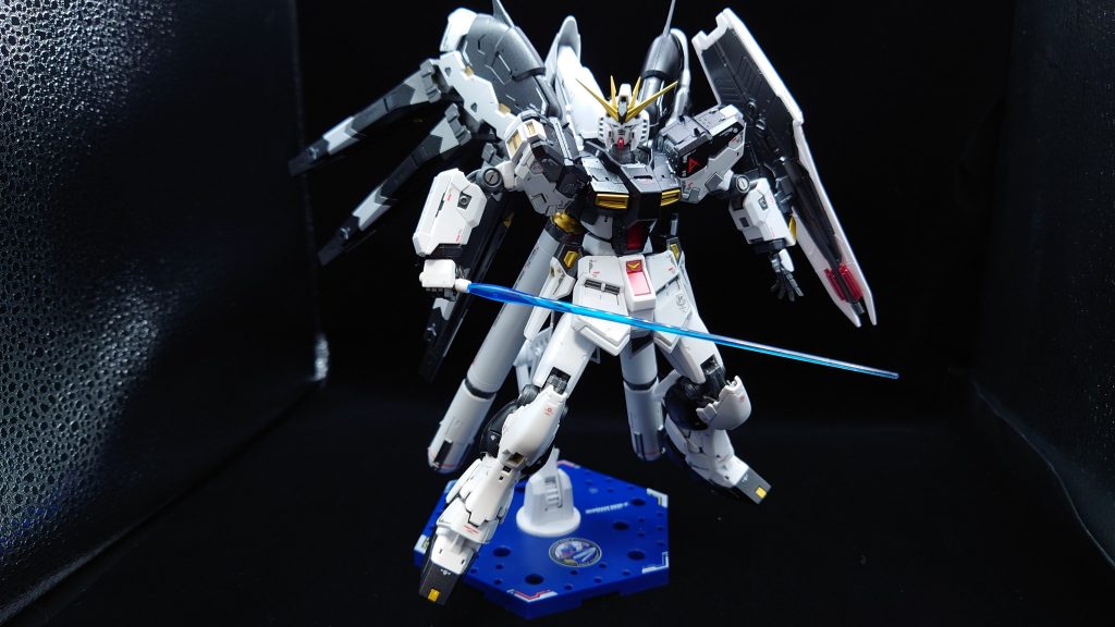 この機体ビームサーベル取り出すと壊れそうで怖いです。νガンダム寄りならピンクのサーベルエフェクトの方が良かったでしょうか？