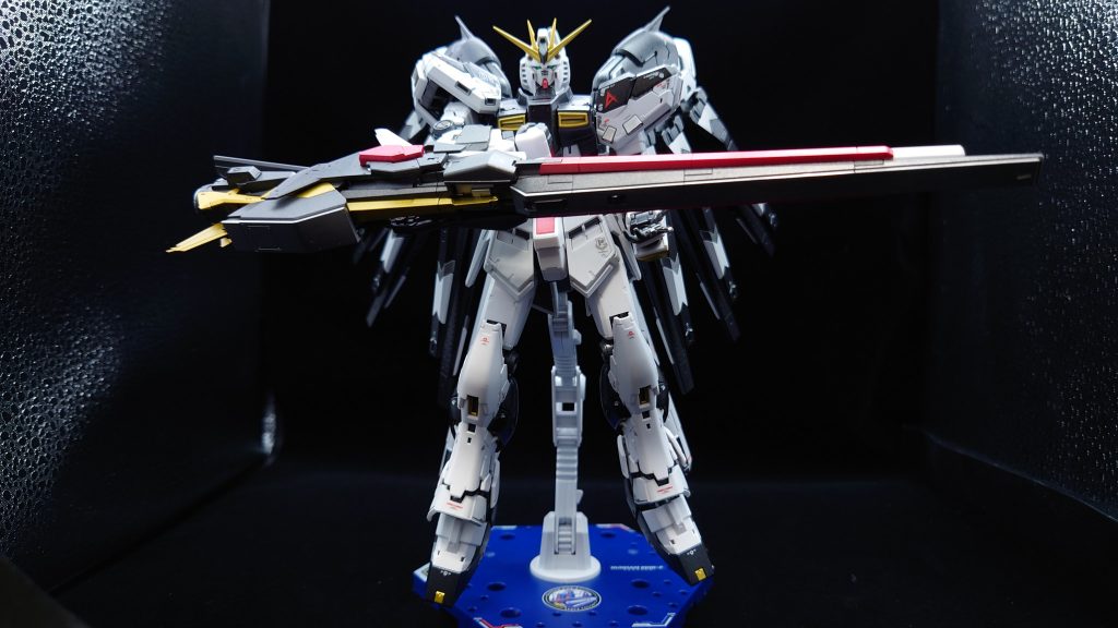 胸部、肩、サイドスカート、バックパックがHi-νで、腕部にはロングレンジフィンファンネルを装備しています。流石にHi-νのバックパックにロングレンジフィンファンネルを接続するのは、自分の技量では難しい。ららぽーとのムービーを見る限り戦闘行動時には、ロングレンジフィンファンネルは分離してるし腕部装備でも問題は無いだろうの精神です。