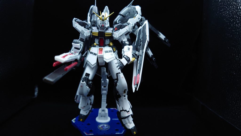 腰溜めに構えると背部のファンネルと干渉するのが辛い所です。