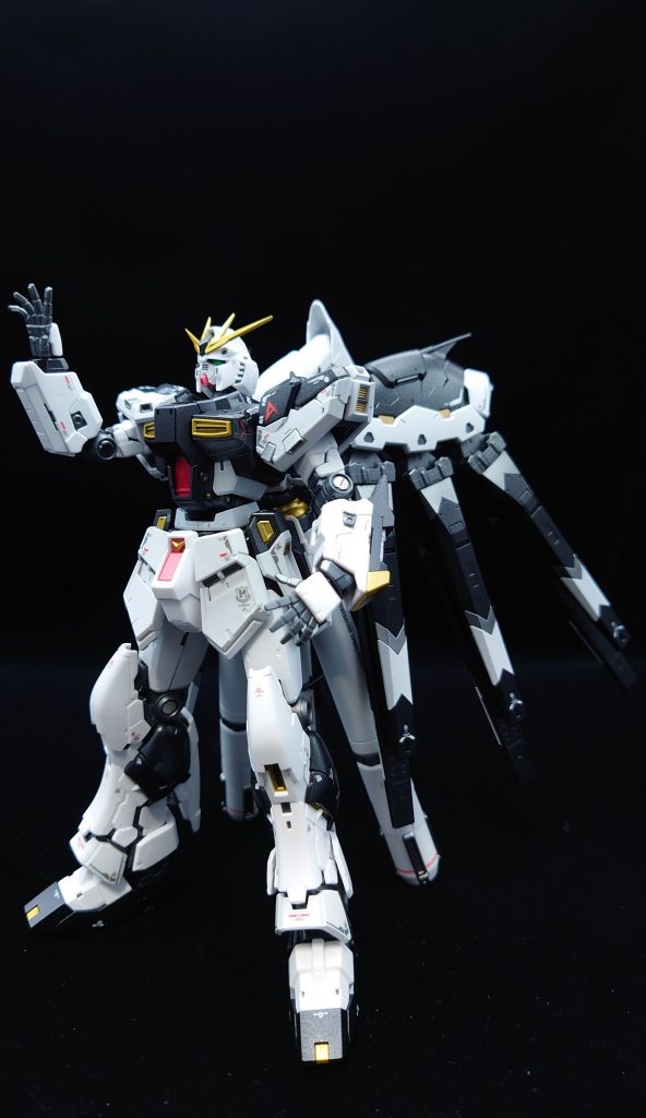 ららぽーと福岡のνガンダム立像的なポーズ。νガンダムはやはりカッコいいですね！