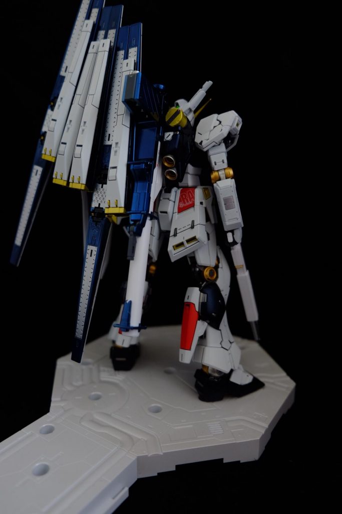フレームはガイアカラーのメタリックでギッラギラに。本体の黒い部分はプリズムブルーブラック使いました。本体は塗装後、クレオスラスキウスのスムースパールコートを使用。もともと美プラ用に買ったのですが、『ガンプラに使ったらどうなんだろ?』てことで吹いてみたところ、つや消しの中でパール粒子が適度に輝き、上品な質感になったので満足です。