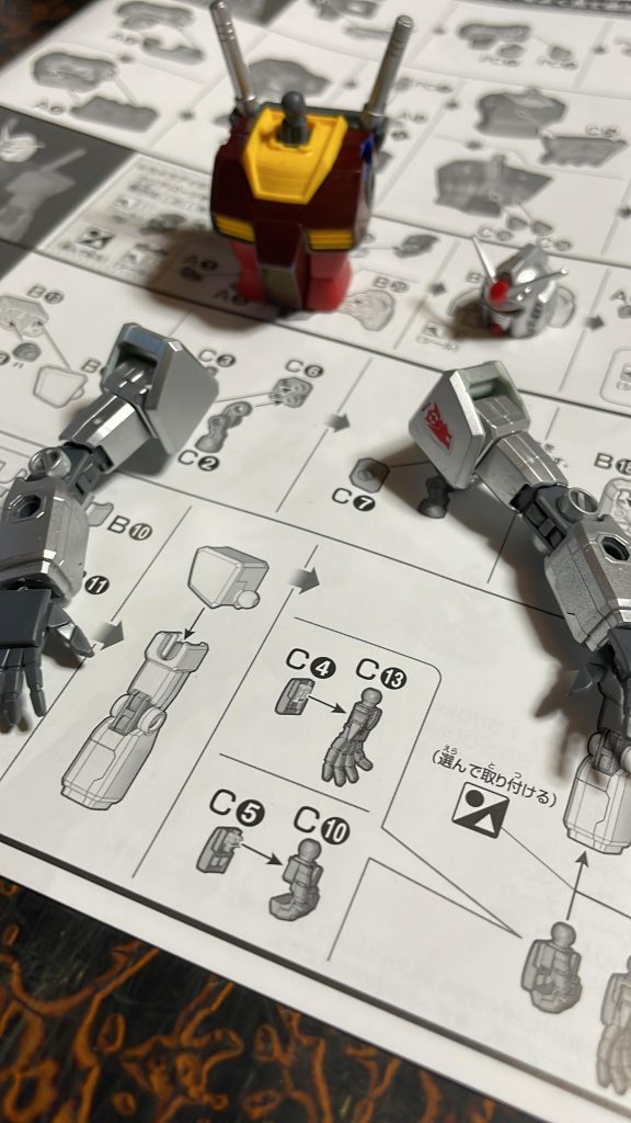 あとは説明書通りに組みt…おっと、👾胸部の塗り説明してなかったわ。下地黒から赤マーカーで塗ったよ。組み立て前に一個ずつやると楽かな