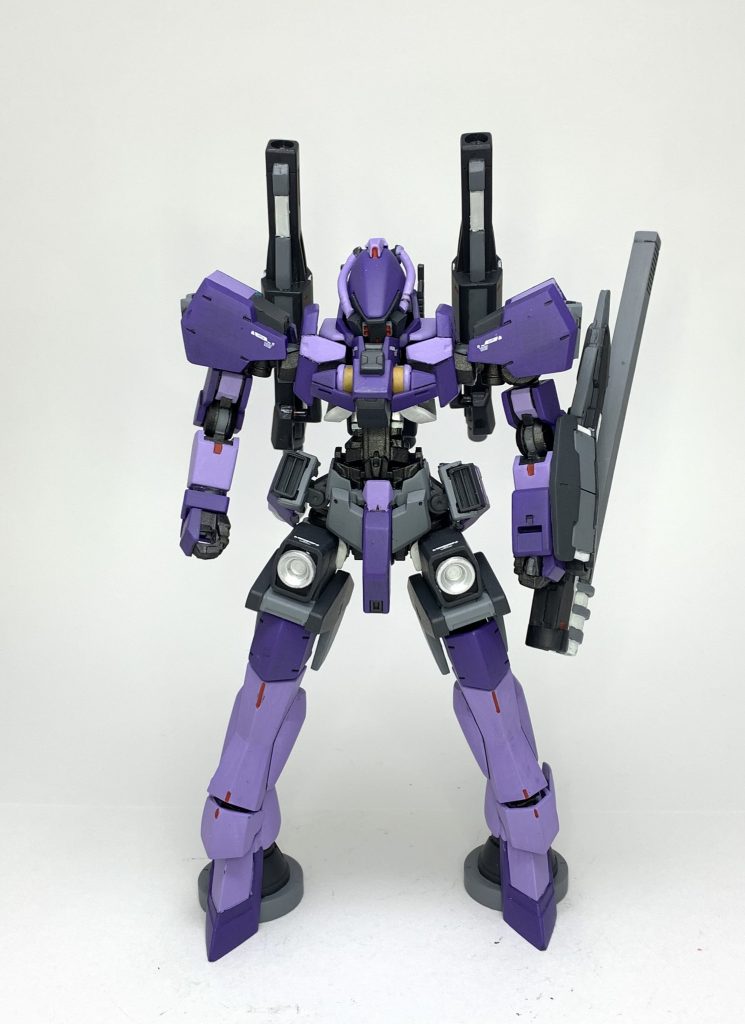 偵察、情報収集の必要が無くなった場合にフルシールドを外し専用のレールガンを装備して出撃する。