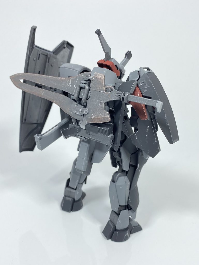 [ヴェルディ・グレイズ隊長機仕様]傭兵団グライフリッター、第8小隊隊長エリアス・ヴォルフの搭乗機。市場に流通していたグレイズ系の機体をベースとしている。護衛を得意とするヴォルフに合わせ、防衛戦や護衛戦に特化したカスタムが施されており継戦能力を保つため、重要部や関節部などを守るように装甲が配置されている。  