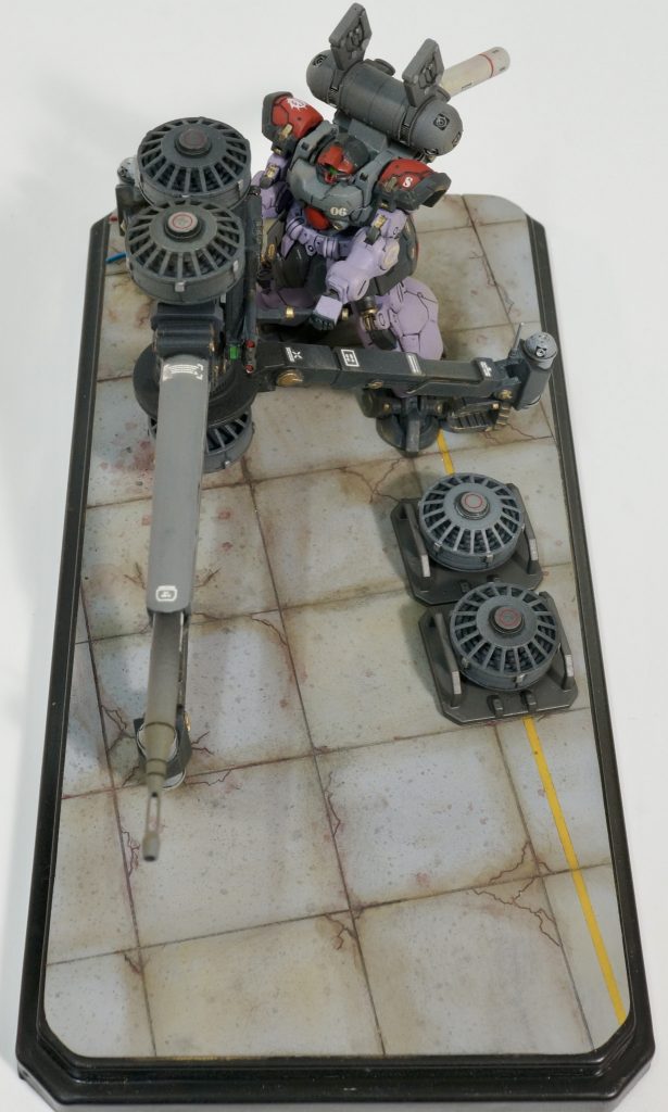 100均のディスプレイケースを元に地面をプラ板で作成、コロニー内の基地でテストしているイメージ