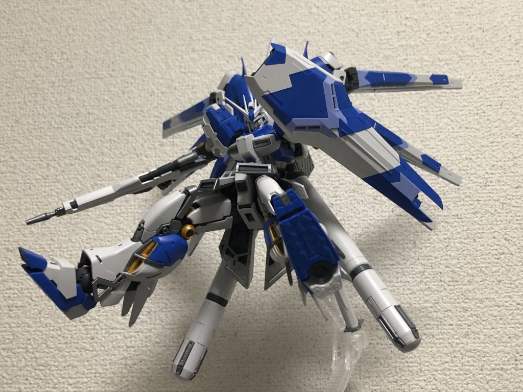 こっから色々ポージング各所の可動により下手なポージングでもそれっぽく見える。しかも何がすごいかって、RGならではって言い方もおかしいと思いますが、それぞれのパーツにほとんどガタつきがないんですよね。保持力が弱いとかポロポロ落ちるとか見た目だけとかそんなのは触ってみた感じ全くなく、本当ガシガシ動かせるのがこのキットの魅力だと思いますね。楽しい…楽しい…。