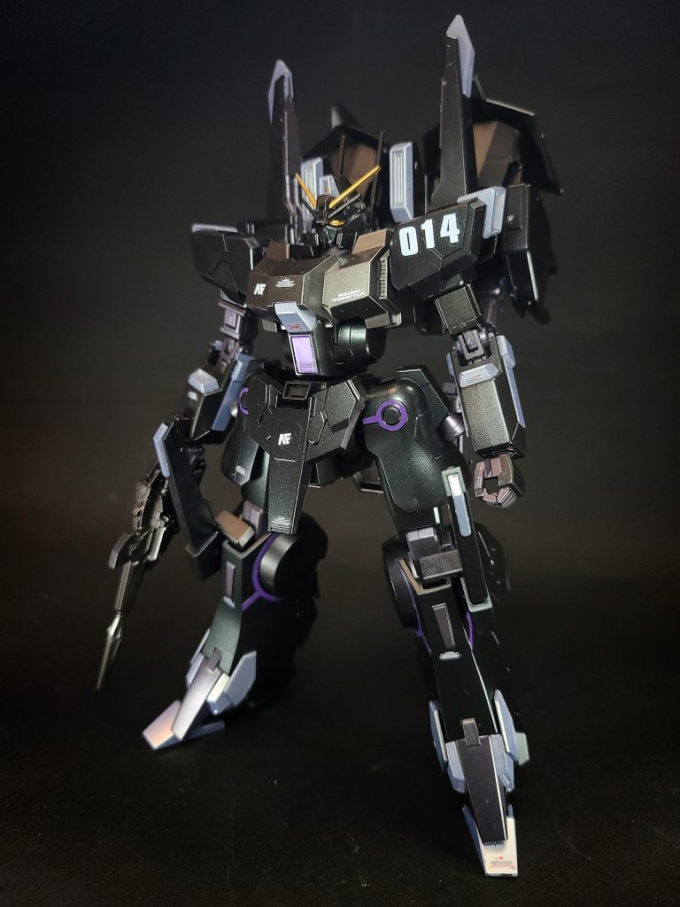 武装・必殺攻撃60mmバルカン砲頭部に2門内蔵されている機関砲。ビーム・マグナム元はユニコーンガンダムが装備していた専用ビーム・ライフル。5連結されたEパックを使用し、一射につきEパックを一つ消費する。その威力はメガ・バズーカ・ランチャーに匹敵するが反動も大きく、RX-0シリーズ以外の機体が運用した場合、腕部に稼働不良を引き起こす。サプレッサーでは腕部の動作不良を回避する為にバックパックに予備の腕部を4基搭載。一射ごとに腰部クレーンを使い腕部を換装する事で運用を可能にしている。