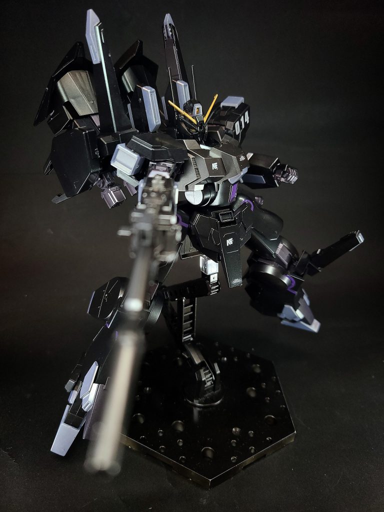 ビーム・サーベル両大腿部に2基収納されている近接格闘兵装。ベース機の物をそのまま転用している。ビーム・キャノン背部2門内蔵されているジェネレーター直結型のビーム砲。射角が広く、前方に向けての発射も可能。グレネード・ランチャー両脇下部に計2発搭載されている。スモーク弾などの使用も想定されている。