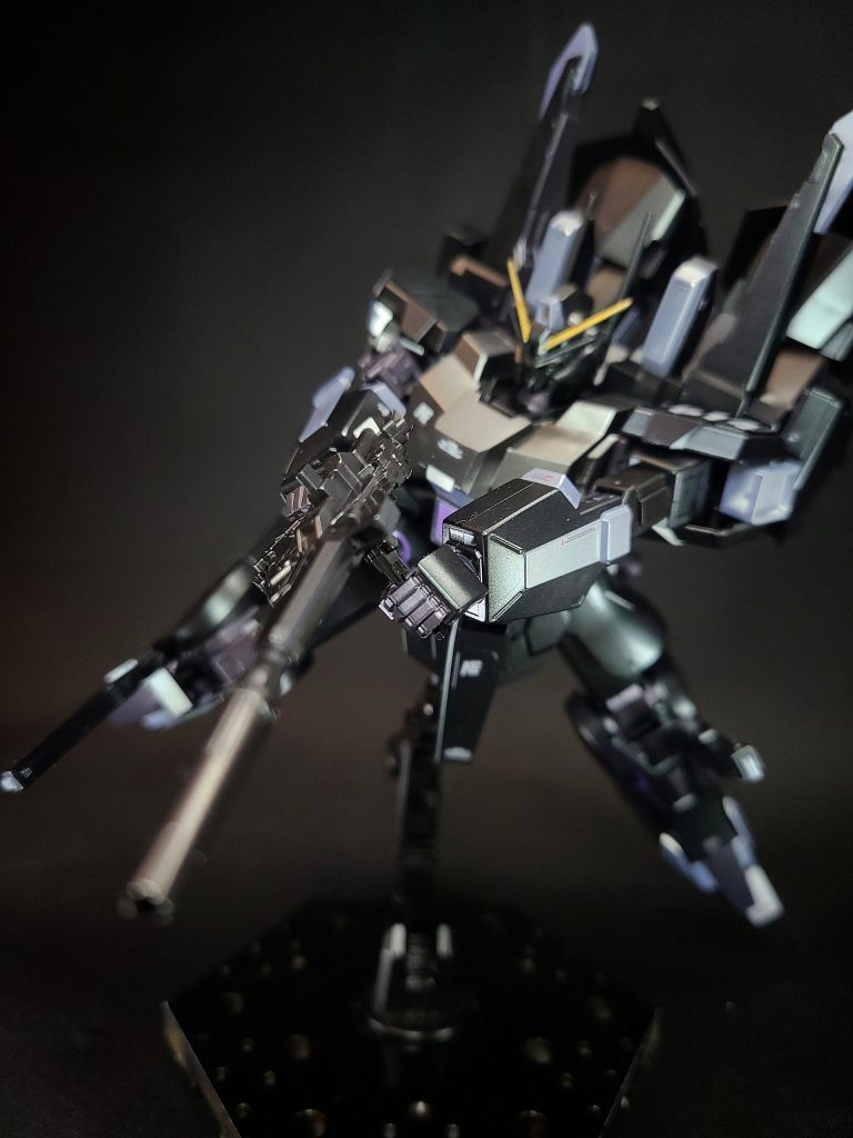 劇中での活躍宇宙世紀0097年、ミネバ・ラオ・ザビ直属の部隊に所属するバナージが搭乗し、フェネクスがモナハン一派に奪われることを防ぐために使用する。