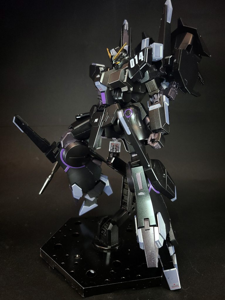 バナージがリタ・ベルナルとミシェル・ルオの思惟に導かれると、ガランシェールJrから虹色の光源へ飛び立ち、ヨナ・バシュタの救援に向かい、彼に救援ビーコンを渡し終えた後は高速航行で飛び去っている。