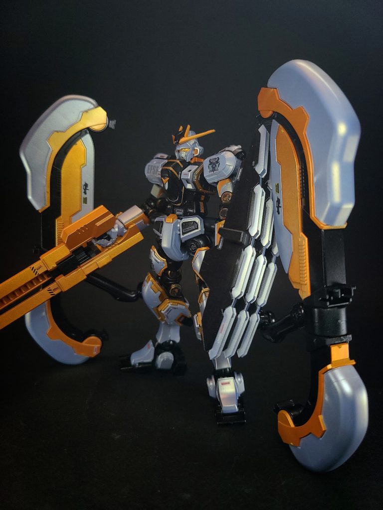 アトラスは地球連邦軍系とジオン公国軍系の技術を融合する形で開発されており、重力下運用において高い汎用性を獲得している点が特徴である。従来の連邦軍製モビルスーツとは異なる機体構造を持ち、ジオン軍の水陸両用機の技術から取り入れた球体関節や、脊髄を模した背骨状のフレームを採用している。この構造と気密性の高い設計により、極めて高度な駆動柔軟性と水中運用性が付与されている。