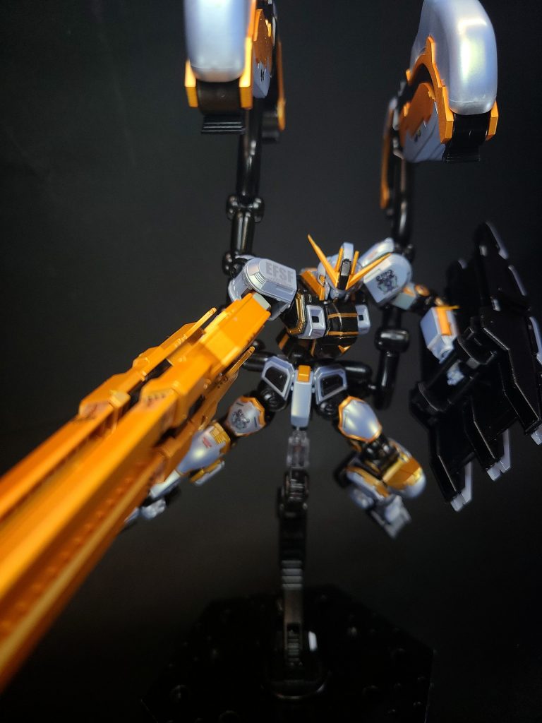 試作機ということもありデータ収集も兼ねて新技術が惜しみなく投入されており、コックピット構造は大きく異なっている。従来の物から機器類は大きく減らされ、正面に三面ディスプレイを備える。さらに試作段階の全天周囲モニターが採用され、ハッチは二重構造となっている。コアブロックシステムは採用されていないが、球形のコックピットブロック自体が脱出ポッドとして機能する物となっている。また、ヘッドレスト左右には異なるモデルの照準器を1基ずつ備えている。