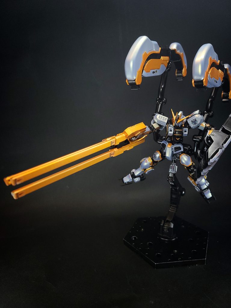 本機の特徴の1つである重力下専用の汎用サポート装備「サブレッグ」はアトラス専用のフライトユニットと呼べる代物で、可動アームを用いて位置を変更することで様々な運用法がある。これによって地上のみならず空中でも高い機動性を発揮することが可能だが、サブレッグに機動力の大半を依存しているため、サブレッグを破壊されてしまうと大きく機動性が低下する弱点を有している。