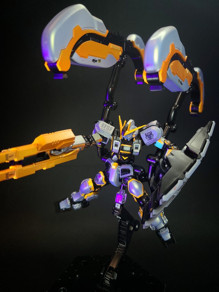 関節構造関節構造に(本作における)ジオン軍の水陸両用MSを参考にした球体関節を採用し、人間で言う脊椎に当たるパーツを背中に追加している。従来型のMSより人間に近い構造になっているため、関節稼働範囲も広い。結果として四肢が細くマラソン選手のようなアスリートチックなシルエットになっている。