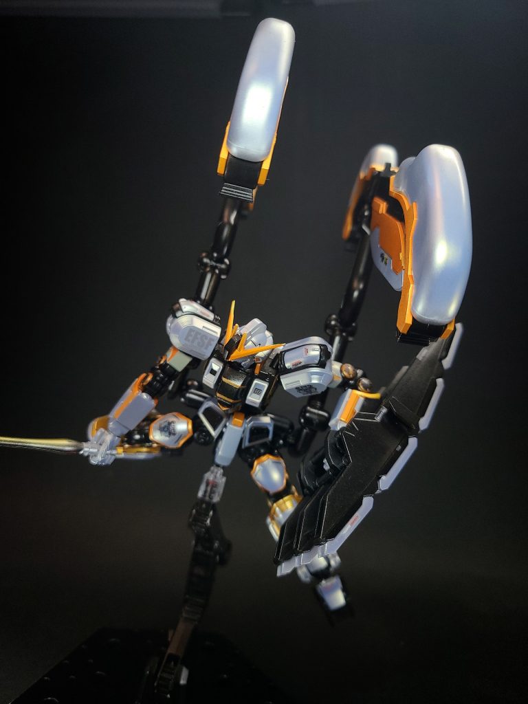 アトラスはムーア同胞団から多額の出資を受けて開発されており、パイロットには是非同胞団員という依頼があった。そのためフルアーマーガンダムで多大な戦果を挙げたイオ・フレミングを召集しようとしたが、連邦軍上層部はガンダムを奪われたイオを嫌い、フレミング・インダストリー社もフレミング家の御曹司を再び戦場に送ることを拒んだため、召集は難しい状態であった。しかしイオが自ら動いてしがらみを破って召集に応じ、サンダーボルト作戦に投入されることとなった。左肩部にはイオのパーソナルマークが描かれており、イオの操縦スキルを最大限活かせるよう細部までチューンナップが施されている。