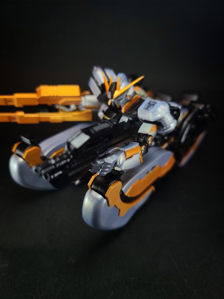 アサルトライフルブルパップ式のアサルトライフル。ジム改陸戦型と同様の物で、銃身下部にグレネード・ランチャーが併設されている。レールガンの使えない水中では、こちらがメイン武装となる。非使用時にはサブレッグのコンテナ内に1挺ずつ予備マガジンと共に収納されている。