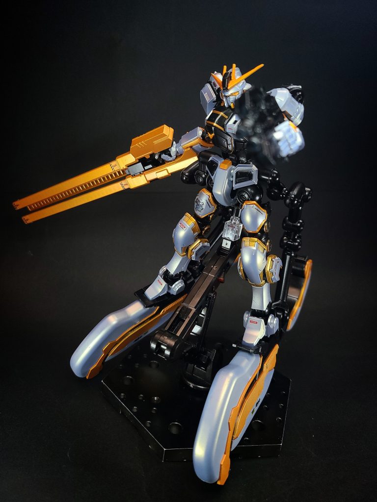 ビーム・ライフルアトラス専用のビーム・ライフル。後部にエネルギーパックを備えており、水中で使用可能な程高出力となっている。ただし水の抵抗でビームが収束しきれず拡散するため、範囲攻撃に用いられる。銃身下部にはビーム・サーベルが内蔵されている。ニードルガンアクア・ジム等と同様の針状の実体弾を発射する携行火器。本機のセンサー性能が優れているのか、長距離から命中させている。